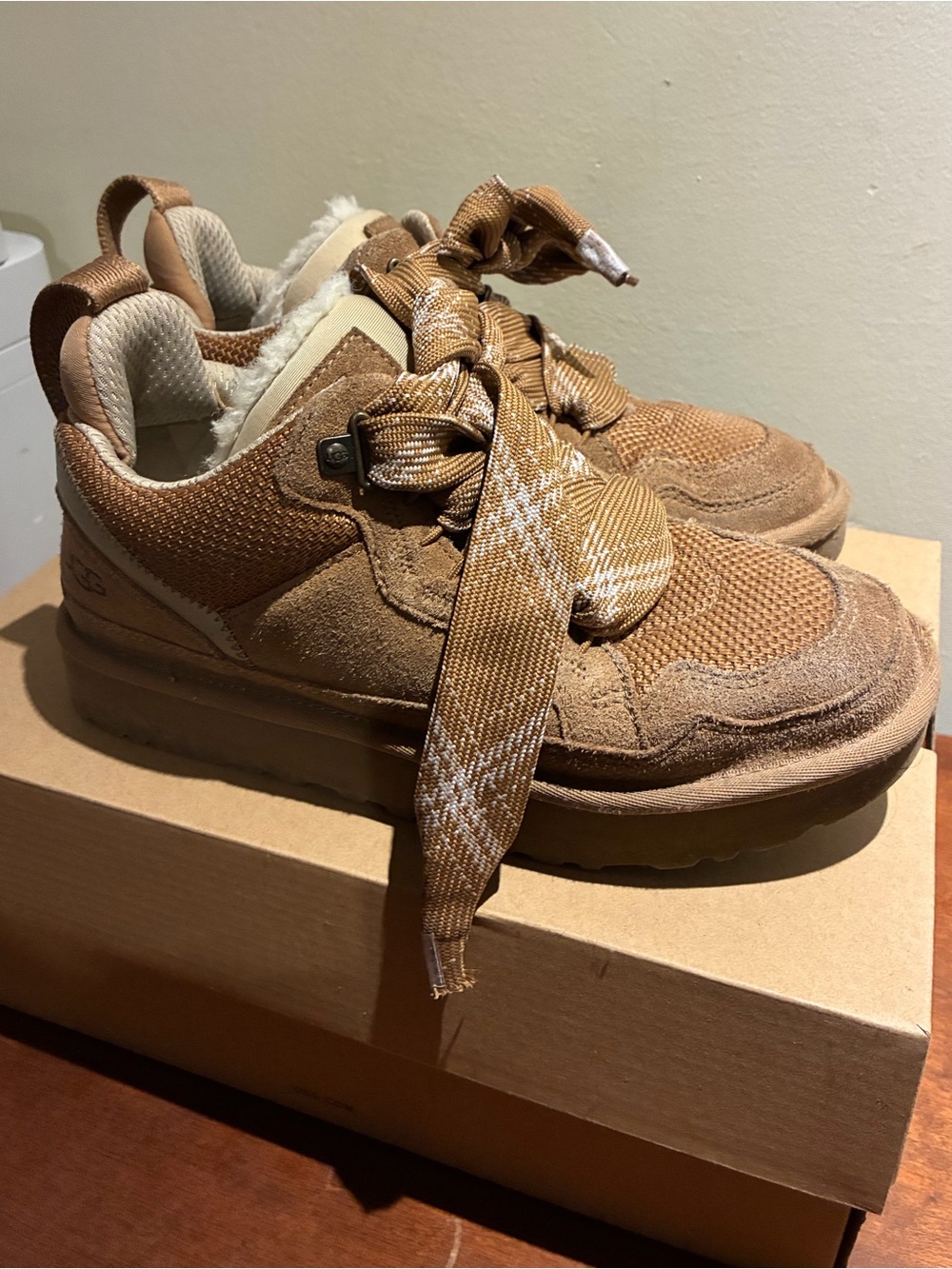 UGG lowmel Sneakers with Ribbon Laces